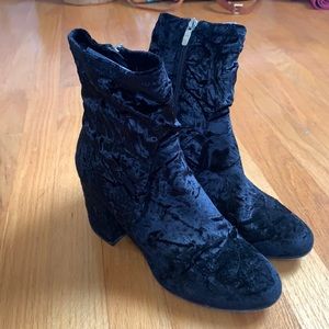 Marc Fisher 8.5 black velvet booties